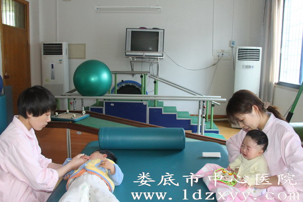 “脑瘫宝宝终于笑了”